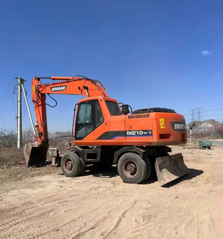 Χρησιμοποιούμενος εξορυκτής τροχών Doosan DH210 με υδραυλική κίνηση και λειτουργικό βάρος Καλής ποιότητας εξορυκτής