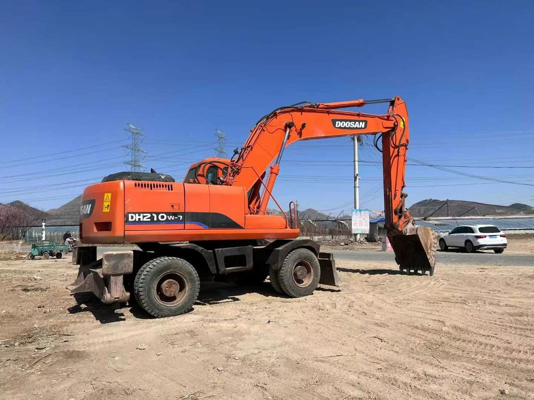 Χρησιμοποιούμενος εξορυκτής τροχών Doosan DH210 με υδραυλική κίνηση και λειτουργικό βάρος Καλής ποιότητας εξορυκτής