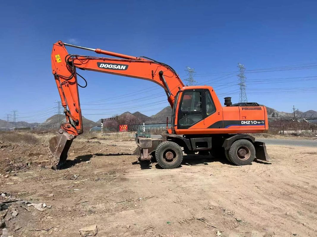 Χρησιμοποιούμενος εξορυκτής τροχών Doosan DH210 με υδραυλική κίνηση και λειτουργικό βάρος Καλής ποιότητας εξορυκτής