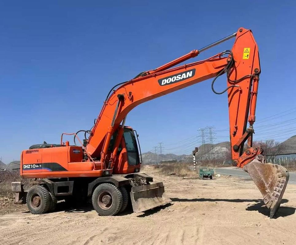 Χρησιμοποιούμενος εξορυκτής τροχών Doosan DH210 με υδραυλική κίνηση και λειτουργικό βάρος Καλής ποιότητας εξορυκτής